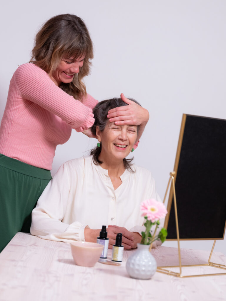 Geschwollene Augen am Morgen – was wirklich hilft (und wie Gesichtsyoga unterstützen kann)