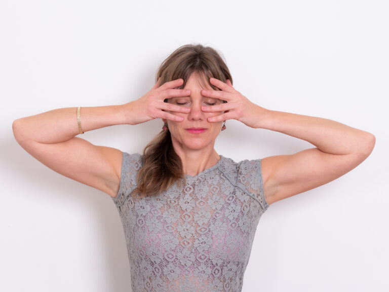 Geschwollene Augen am Morgen – was wirklich hilft (und wie Gesichtsyoga unterstützen kann)